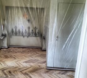 41 copertura arredi durante levigatura e verniciatura ecologica H2O parquet noce