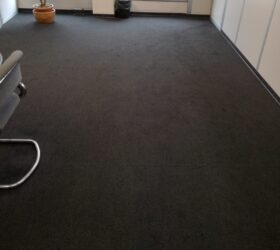 Moquettes in Piastrelle autoposanti (posa solo appoggio-senza colla), "anallergica" in "velluto" nero (Fornitura e posa- zona sala riunioni)