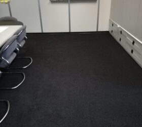 Moquettes in Piastrelle autoposanti (posa solo appoggio-senza colla), "anallergica" in "velluto" nero (Fornitura e posa- zona sala riunioni)