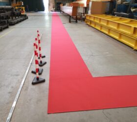 Passatoia in "agugliato" (pelo raso) colore rosso, (Fornitura e posa percorso aziendale clientela)