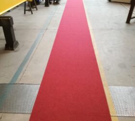 Passatoia in "agugliato" (pelo raso) colore rosso, (Fornitura e posa percorso aziendale clientela)