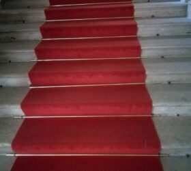Passatoia in velluto rosso. (Fornitura e posa, con fissaggio di aste e occhioli in ottone)