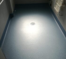 Bagno con Pavimento e Sguscie in Pvc antiscivolo, con piletta